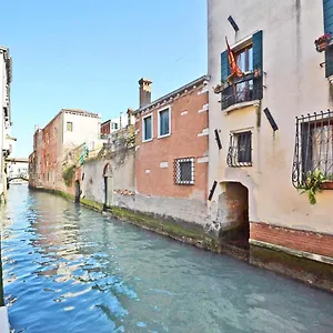 Apartment San Barnaba On The Canal, Venice