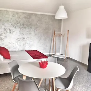 בית נופש Red Tower Venice - 2 Mins From Vce Airport- Free Wifi, טסרה